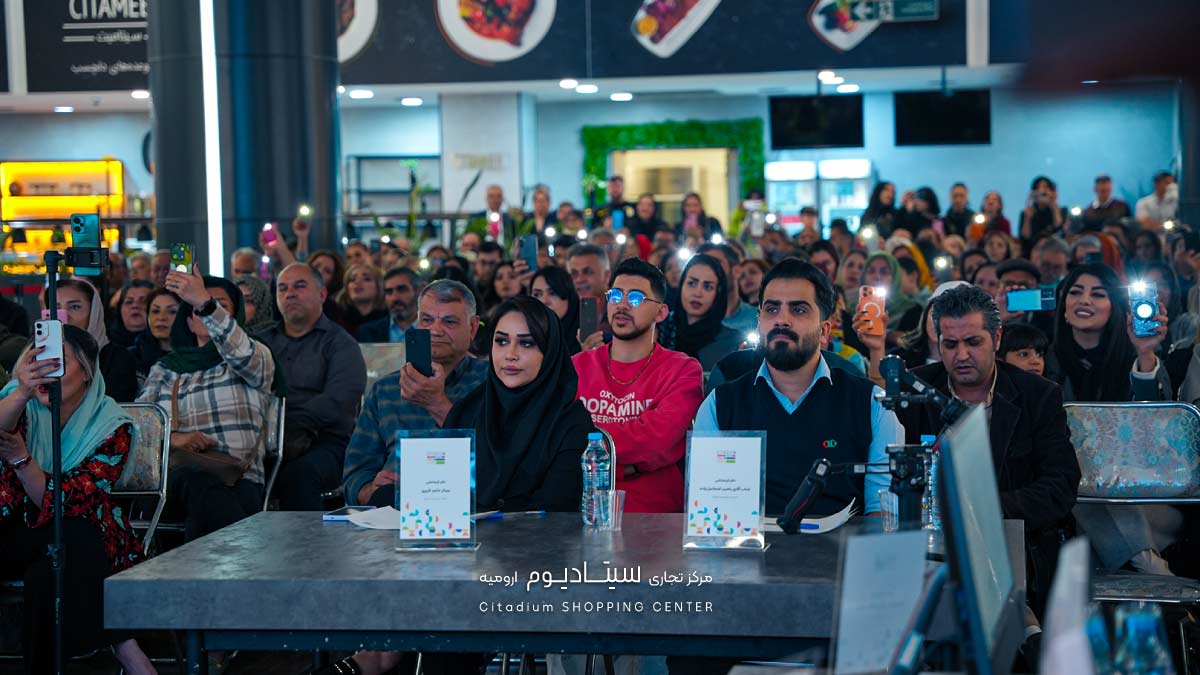 حضار در قرعه کشی جشنواره سفر با کشتی کروز